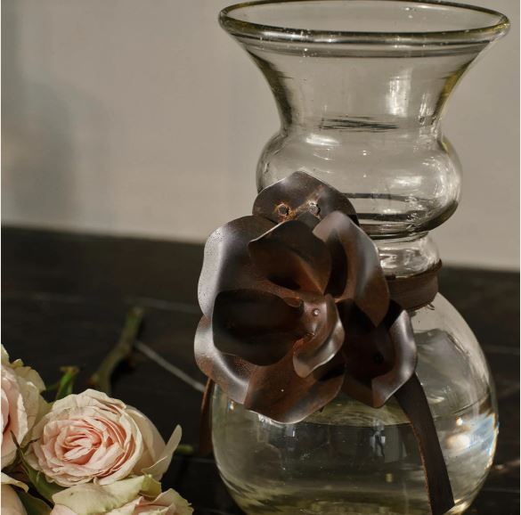 Coqueta Florero Vase W/ Rose