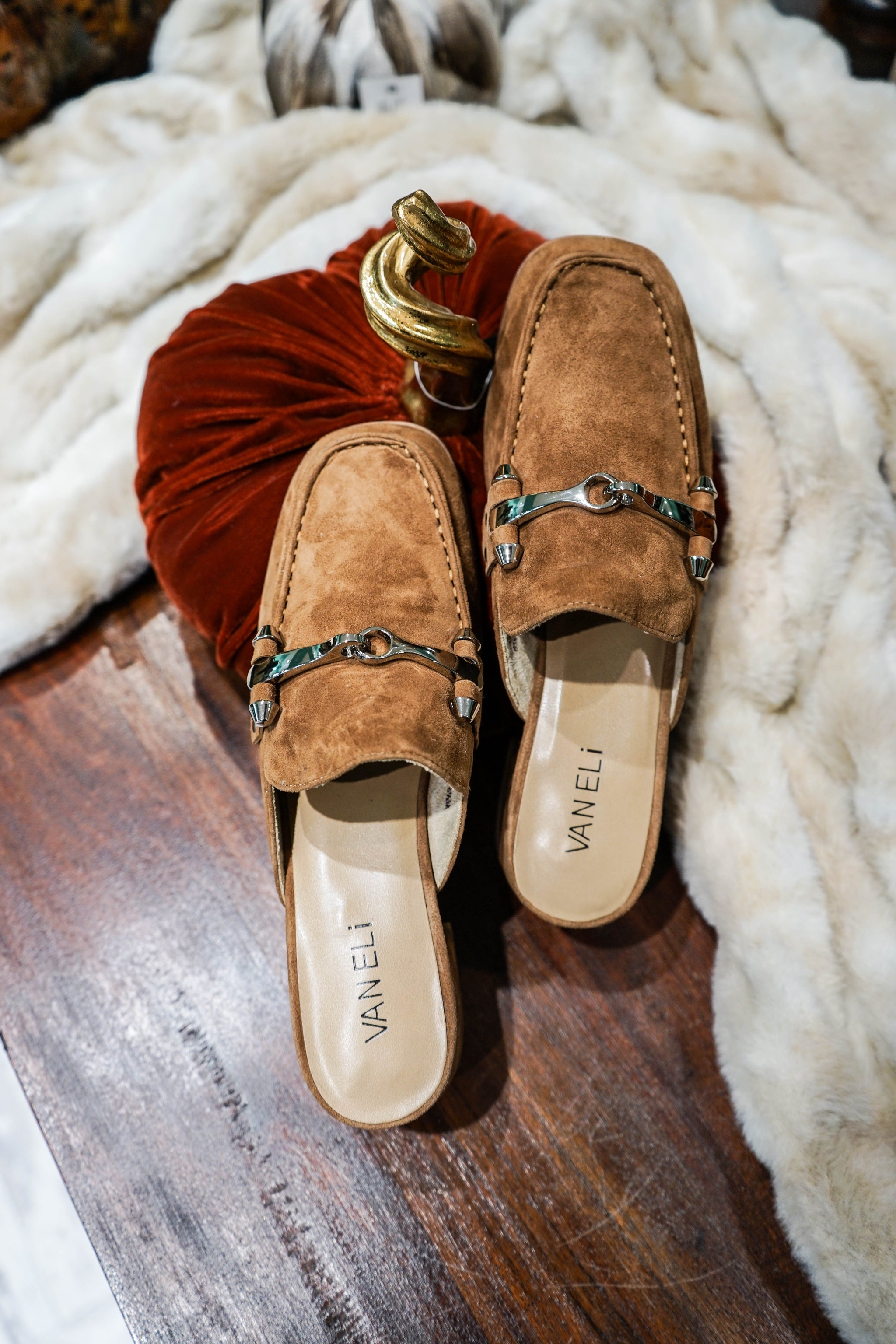 (取寄) ヴァネリ レディース モレナ Vaneli women Morena Military Suede Vaneli Valen Cuoio Suede Mule – Cummings Carousel