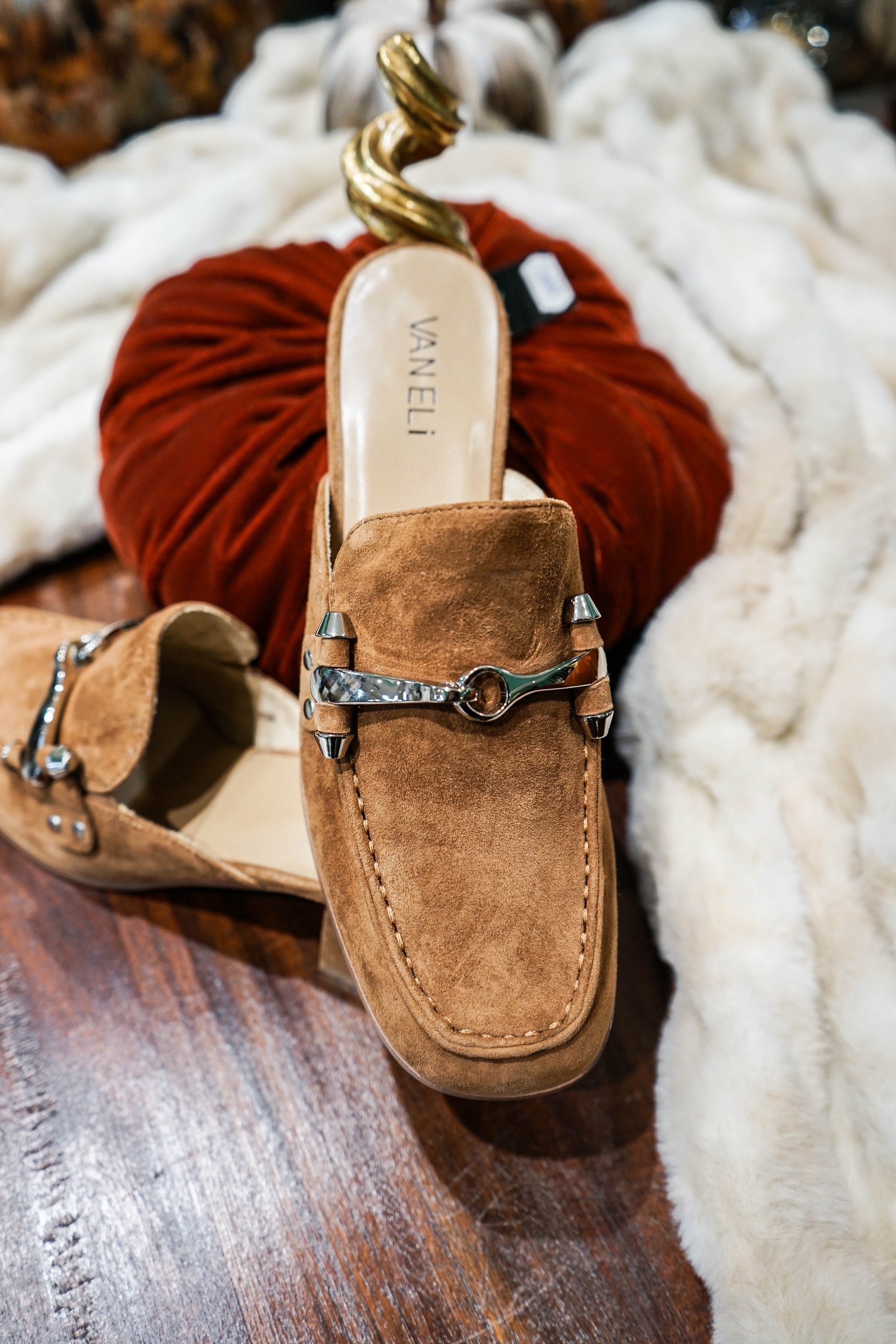 Vaneli Valen Cuoio Suede Mule – Cummings Carousel