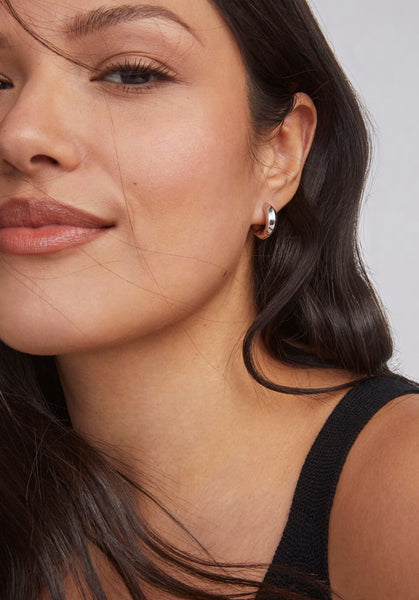 Kendra Scott Mikki Metal Huggie Earrings