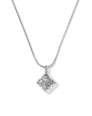 Dira Pearl Short Pendant Necklace